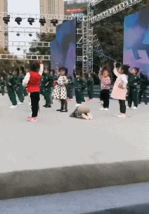 |搞笑GIF:要不是女朋友来医院看我 说不定我早已经出院了