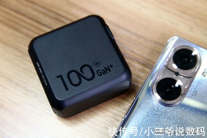 好物|Aohi 100W双口充电器：居家出行必备好物