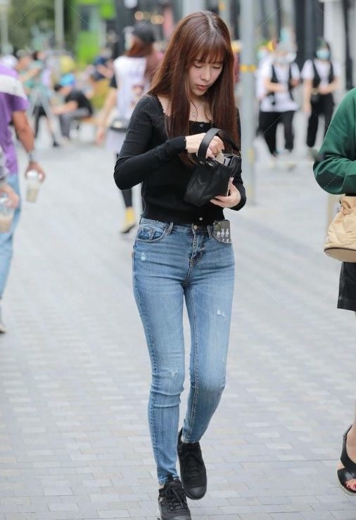 穿搭 墨绿色的无袖上衣，搭配黑色九分裤，整体给人简单清爽利落感觉