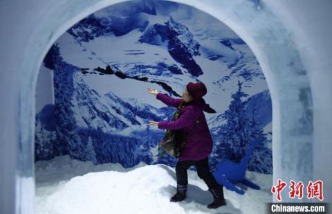 重庆：室内冰雪乐园吸引市民感受“北国风光”