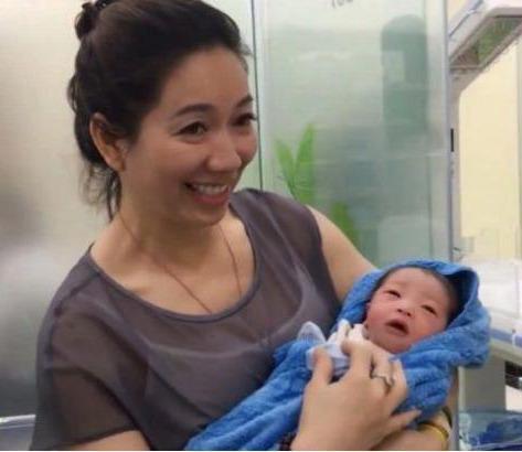 小王|“最时尚婆婆”抱外孙走红,颜值过高成焦点,网友:冻龄女神