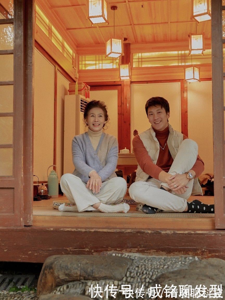 优雅 这位60岁奶奶的穿搭真讲究,优雅知性时髦有魅力,气质不输年轻人