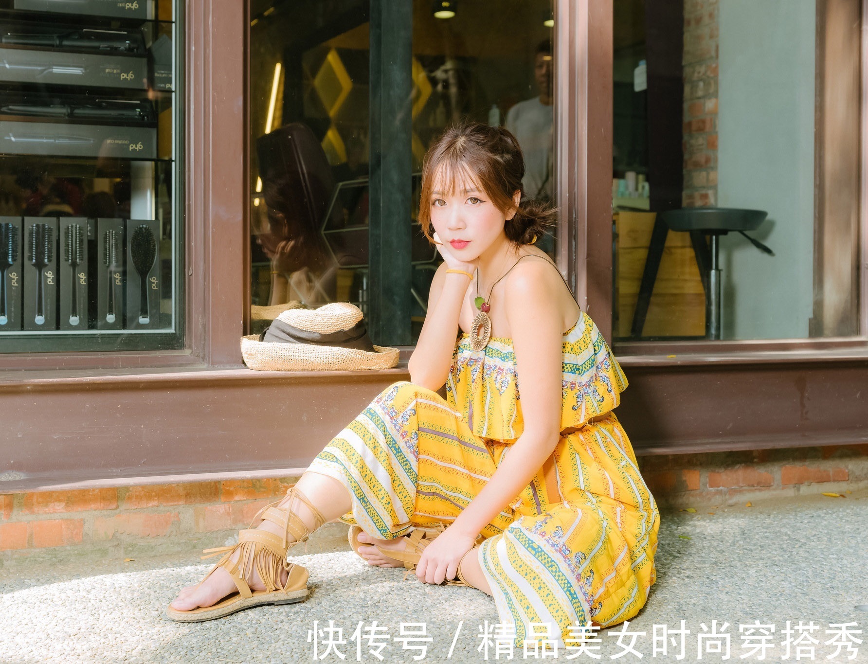 民族风|一字肩连体裤，搭配一双民族风十足的凉鞋，优雅浪漫