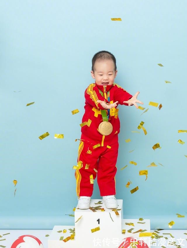 三朝元老|前女排队长晒全家福!魏秋月让儿子戴奥运金牌,随后宣布重要决定