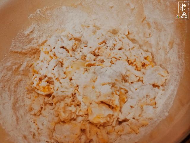 在家炸油条详细解析提前一天用温牛奶和面,下锅前必须使劲拉扯