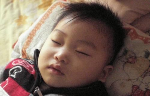 睡眠时间|早晨这个“时间”前父母别叫醒孩子,可能会影响孩子长高,别忽视