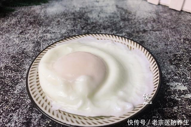 水煮荷包蛋时,总是散花有白沫教你一妙招,完整滑嫩不粘锅