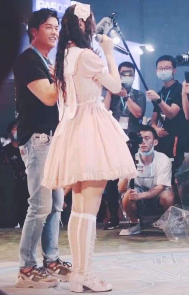 求徐艺洋别应要求穿洛丽塔裙,看她穿出的身材,简直可以上保险了