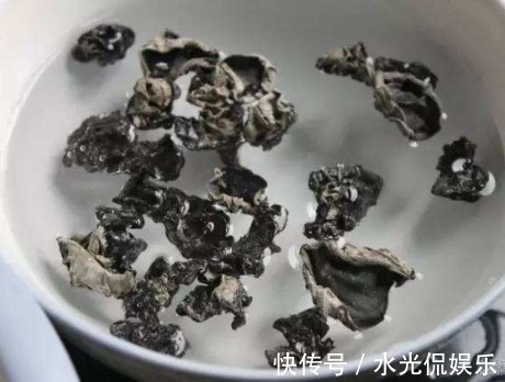 鲜香|炒木耳总是“噼啪”响多加上1个步骤，木耳不炸锅，鲜香还脆爽