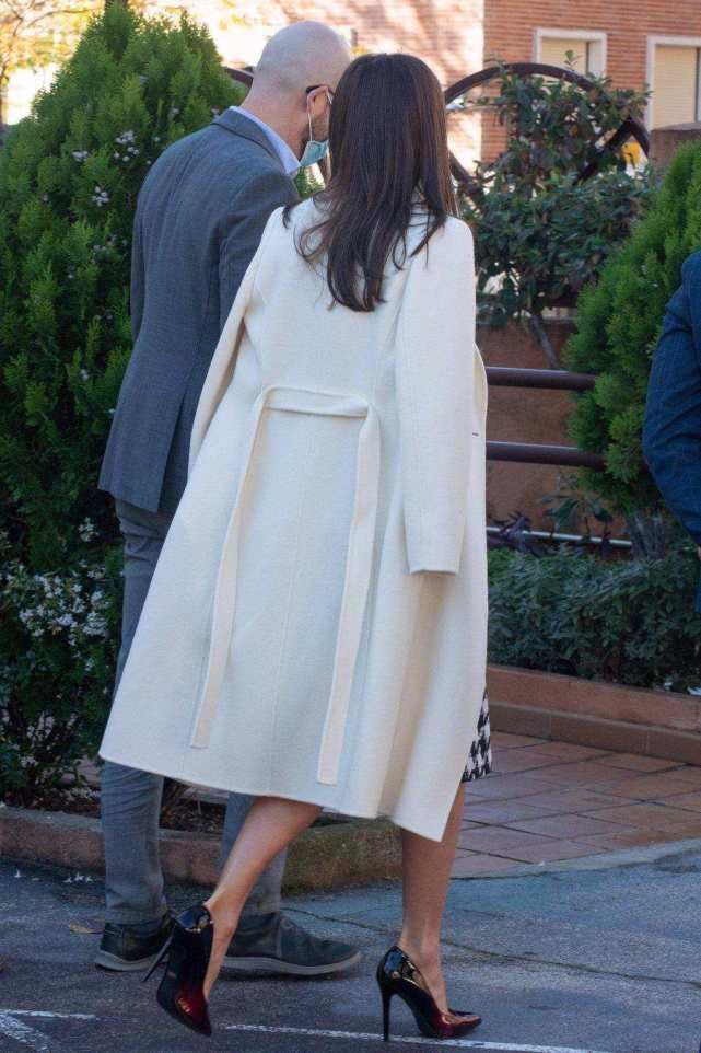 西班牙王后真会穿，千鸟格裙配红衣优雅高级，再披件大衣好气派