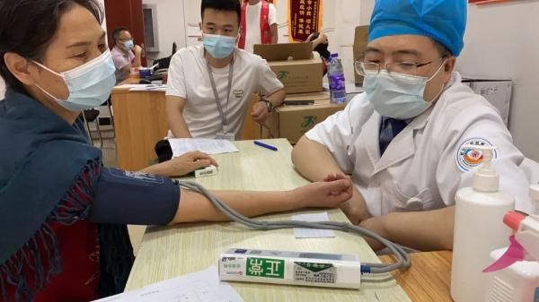 社区|小病在家就能治，封闭管理小区有了巡回医疗队