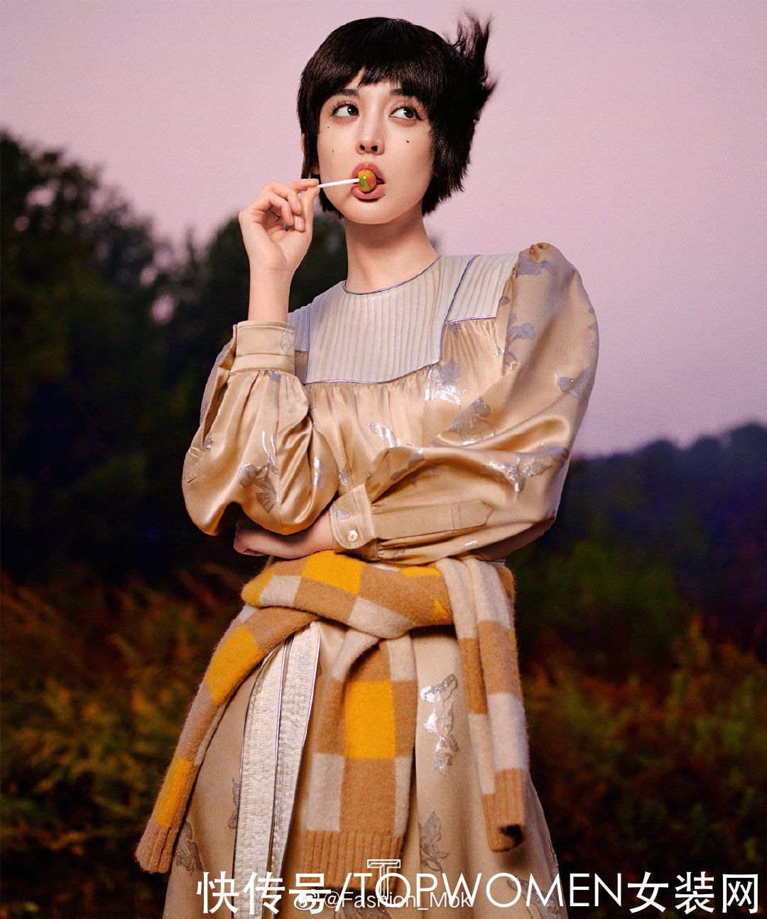 娜扎衣品太绝了！穿上个性复古的裙装搭配个性短发，自带撩人气息