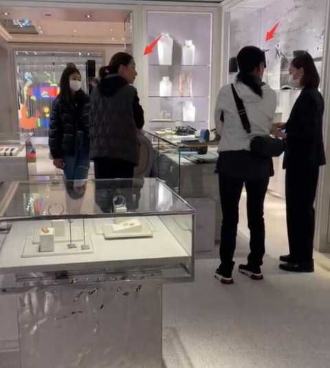 那英带女儿在伦敦买奢侈品，被指嗓门大态度凶，女儿家教严格乖巧安静