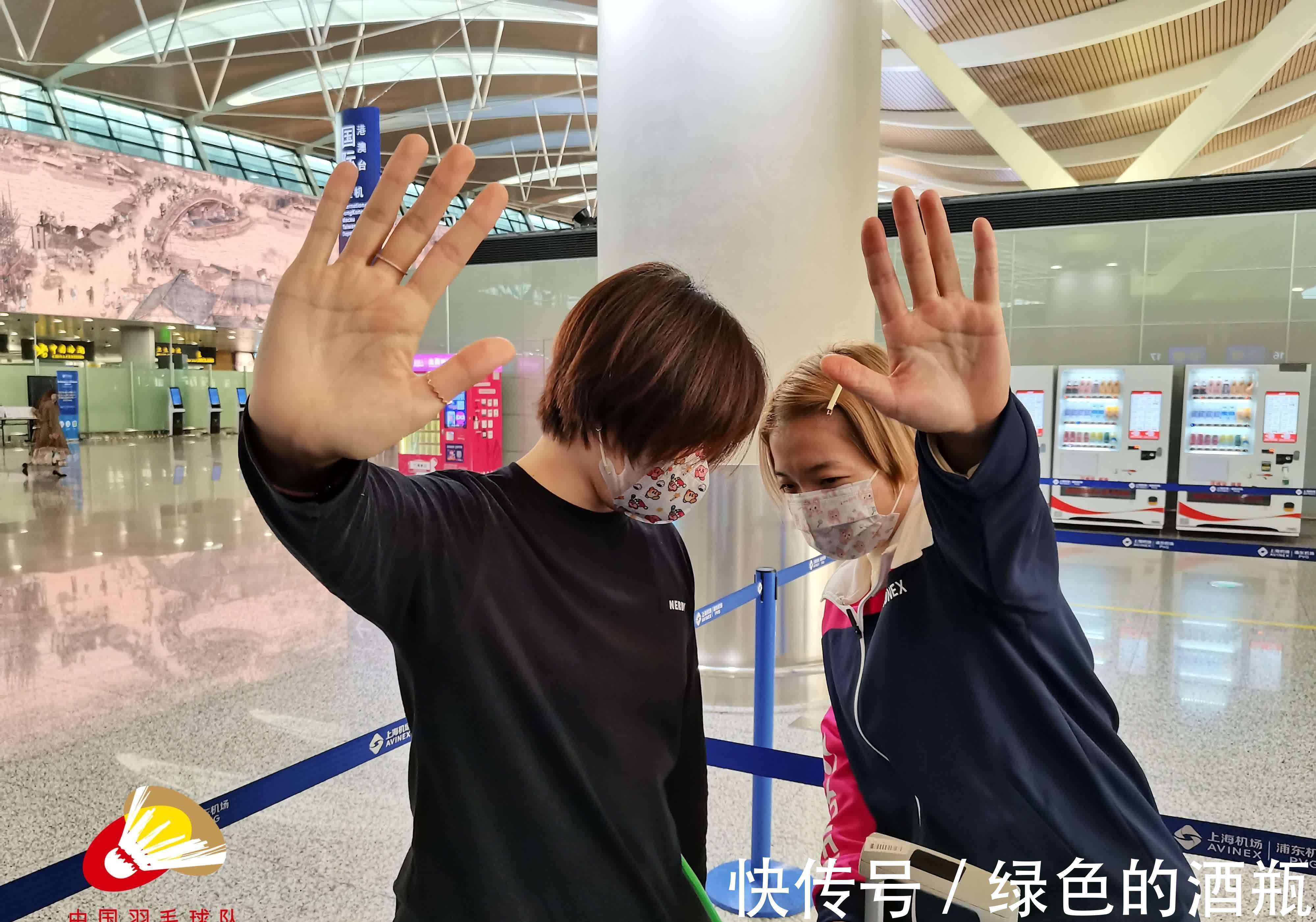 全隊(duì)|國羽耗時(shí)43小時(shí)抵達(dá)賽場(chǎng)，世錦賽沖金倒計(jì)時(shí)，賈一凡自嘲油頭滿面