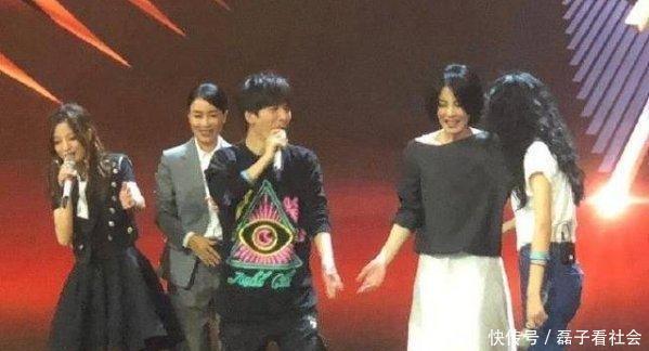 赵薇 王菲那英赵薇齐同框,看了照片才知道谢霆锋为什么那么爱王菲了!