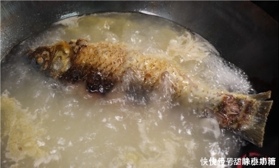鲫鱼汤最营养的做法,教你一招,汤白如牛奶,比鸡蛋汤又鲜又美味