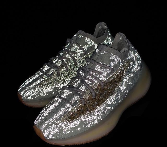 Yeezy 颜值高到没朋友,Yeezy全新“水蜜桃满天星”让你闪耀朋友圈