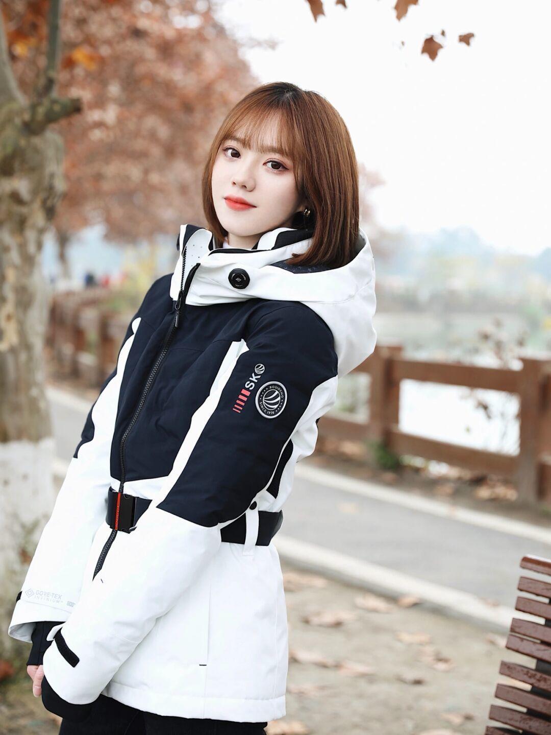 真正优雅的女人,冬季都穿“羽绒服”,这些造型适合普通人借鉴