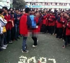 孩子|12岁男孩校园告白女生,当众拥抱和亲吻,网友父母不管教的下场