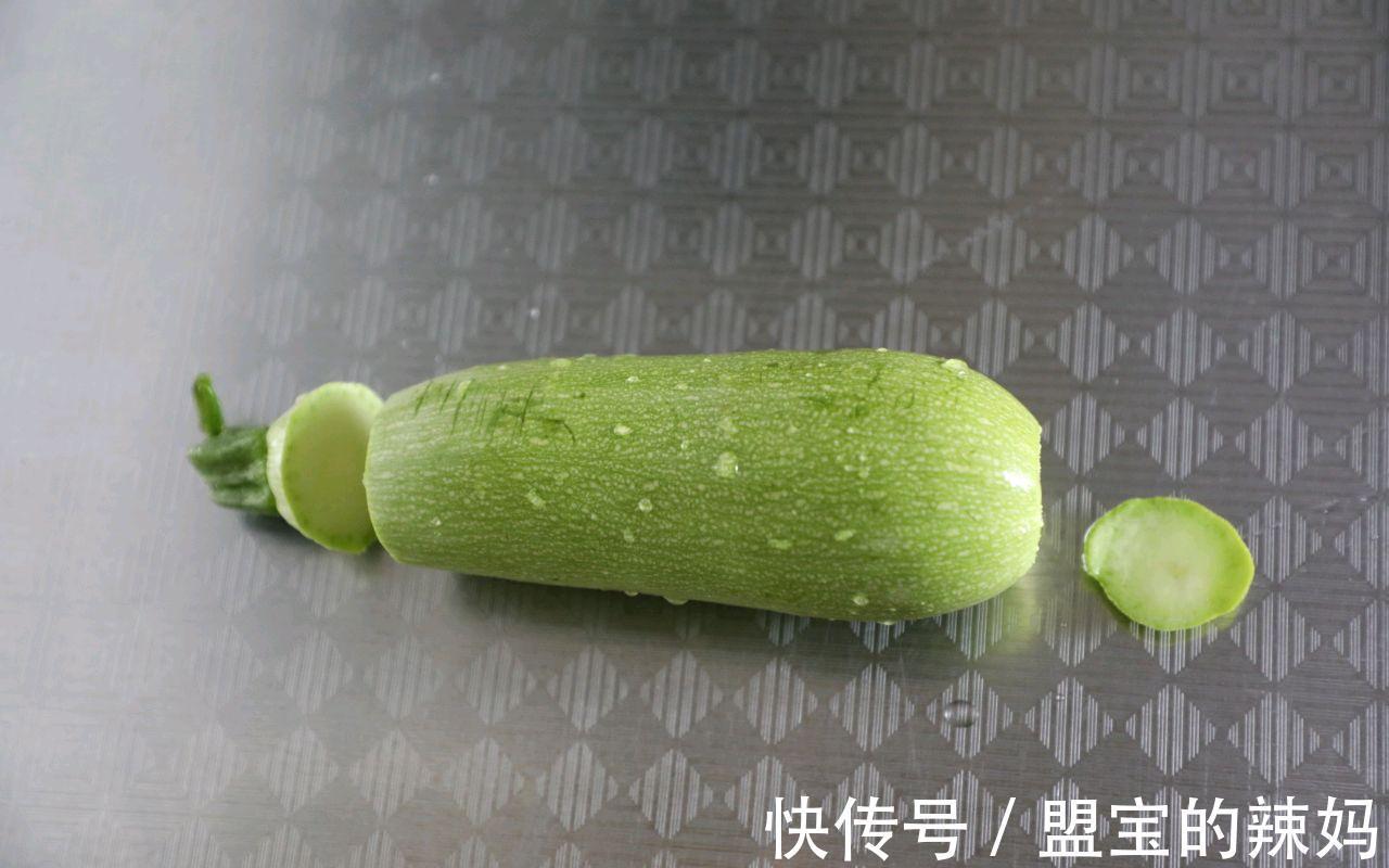 早餐|早起10分钟,给家人做茭瓜鸡蛋饼,鲜嫩可口,卫生还省钱