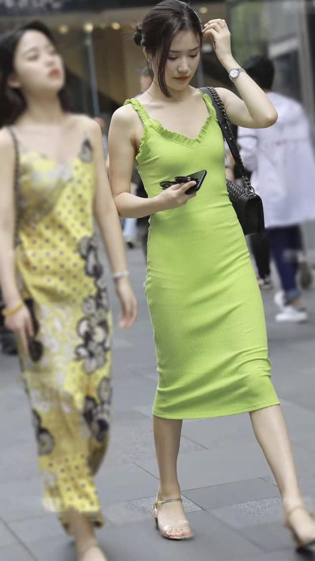 气质|街拍:“牛油果绿”小姐姐,时尚不乏成熟气质,为背面设计点赞