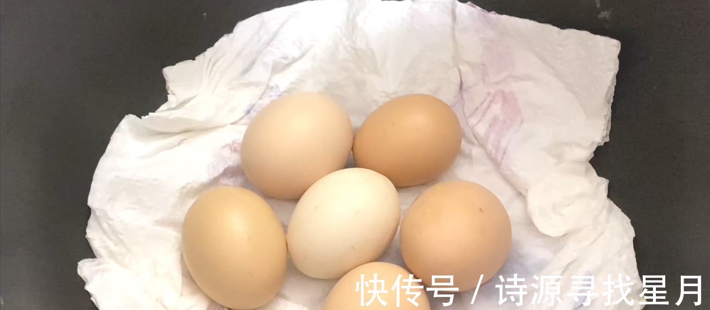 鸡蛋别再用水煮了,保姆教你新方法,只需1分钟,鸡蛋鲜嫩不粘壳!