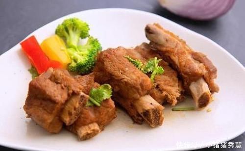 排骨焯水后又腥又柴?看完大厨的做法恍然大悟,原来是用错水了