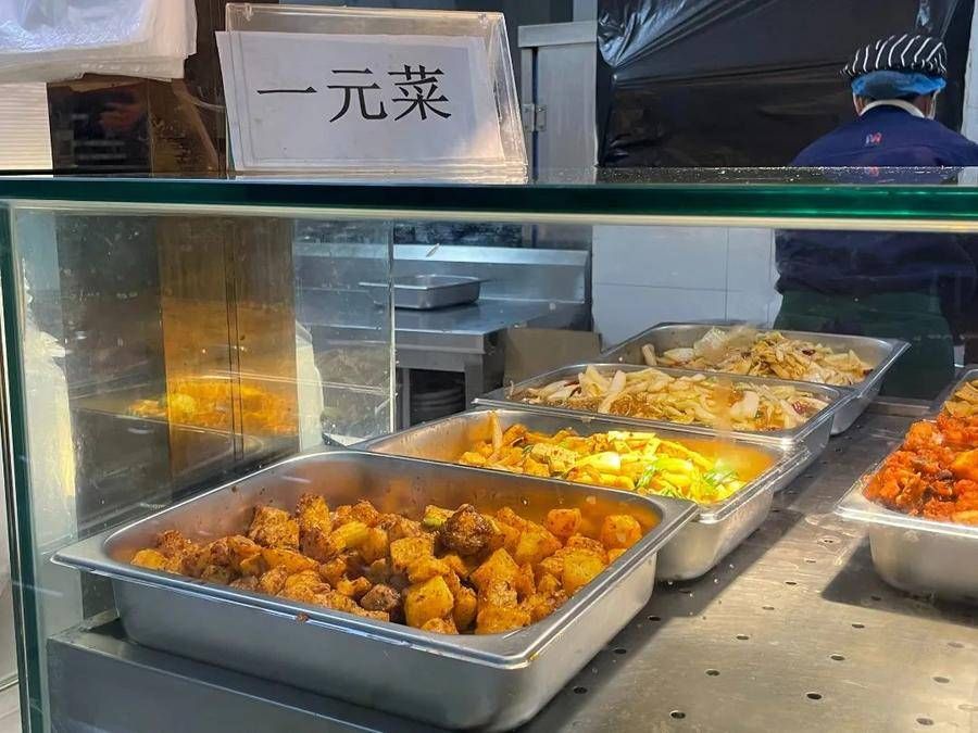 食堂|收到爱心蔬菜米面，西科大制作成一元菜、免费菜供学生们食用