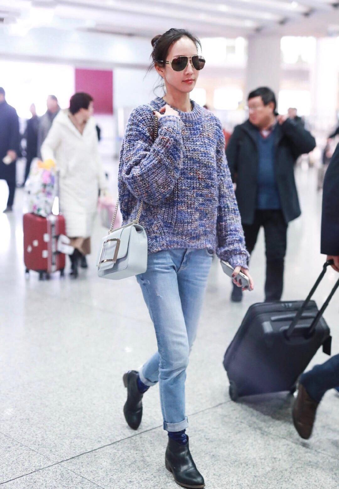 张钧甯穿搭低调,气质出众,圆领毛衣配牛仔裤休闲低调,活力十足