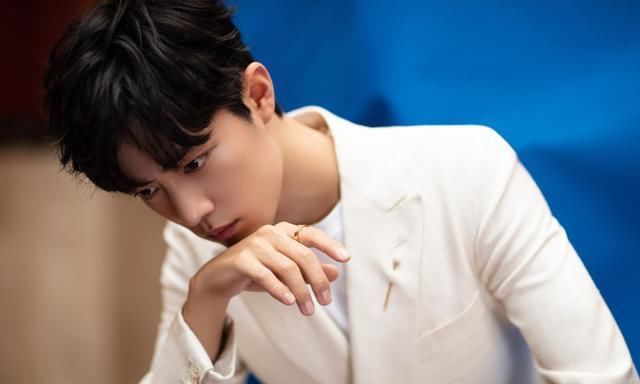 用尽我的一切奔向你|肖战:请就位,旋转镜头,拍出了肖战的眼睛问题