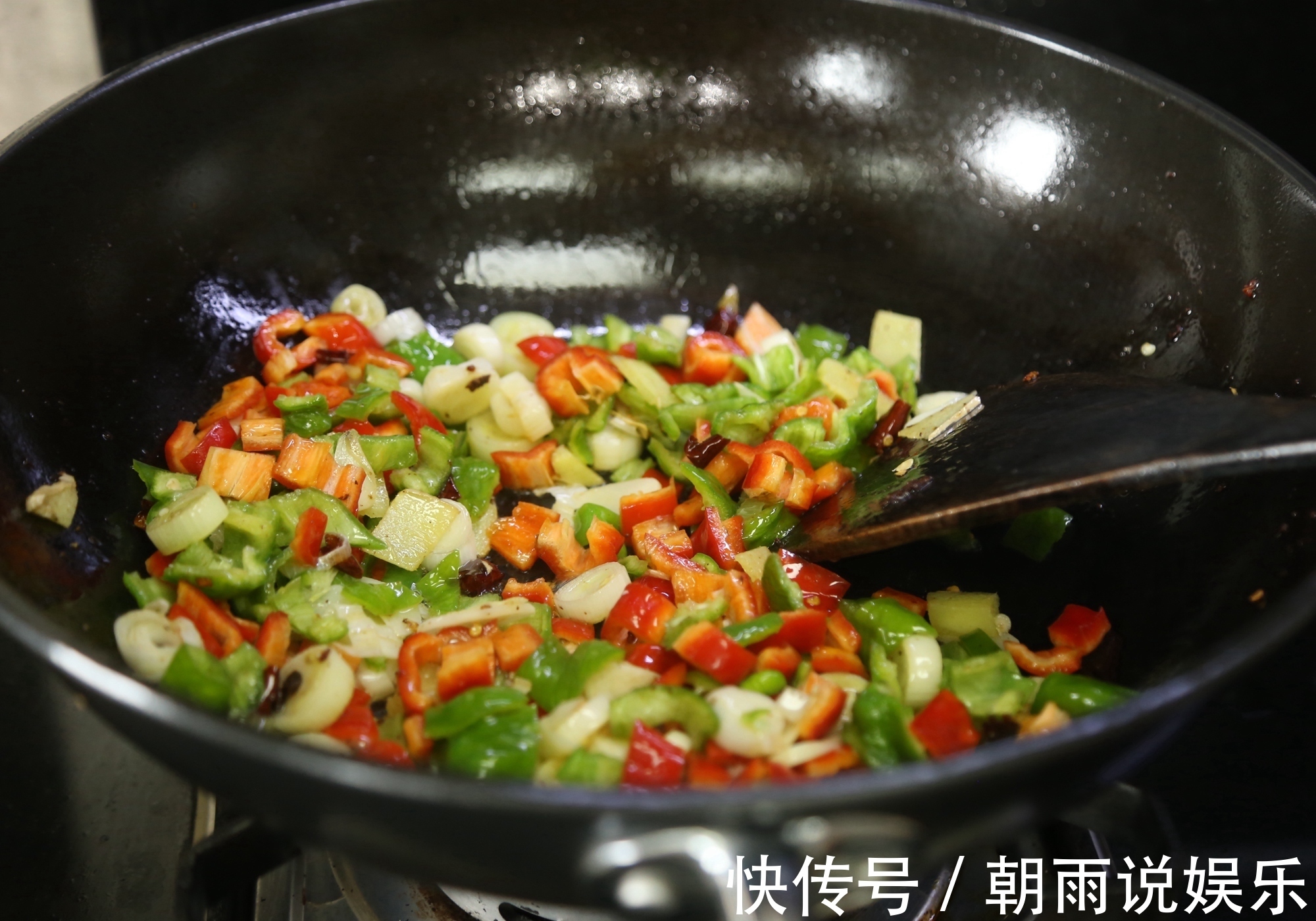 换个方法吃鸡!比辣子鸡好吃10倍,一整只鸡连骨头渣渣都嚼了!