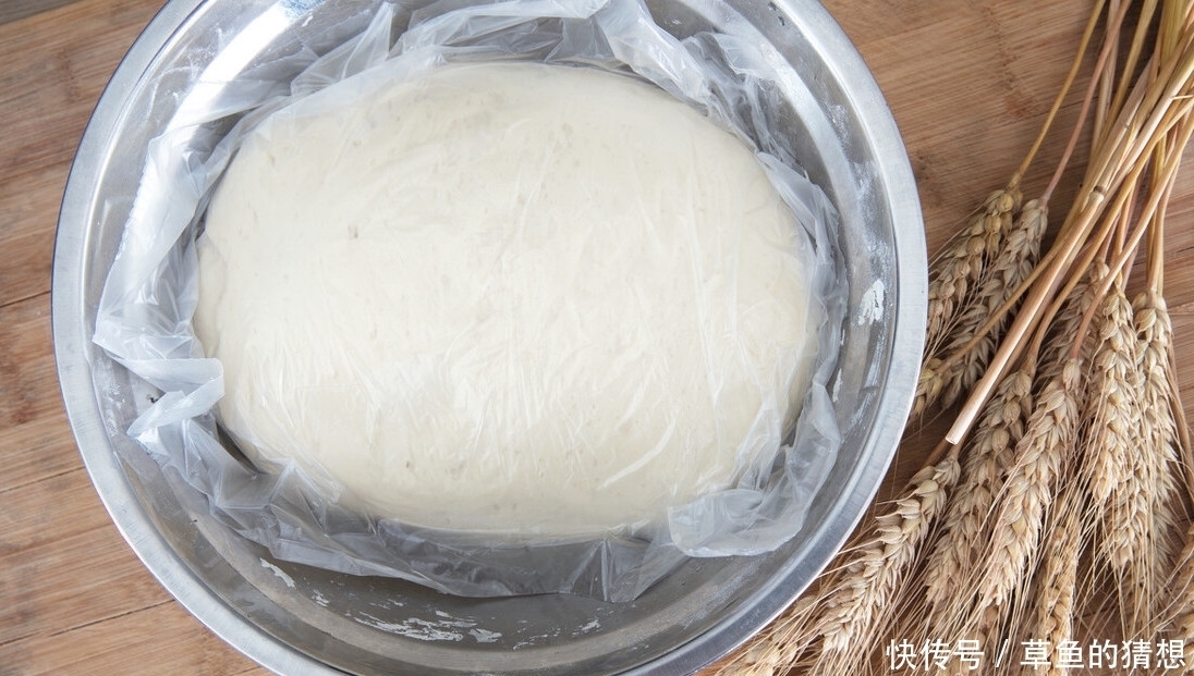 蒸馒头发面时,不要只会放酵母,记住2个窍门,面发得又快又好