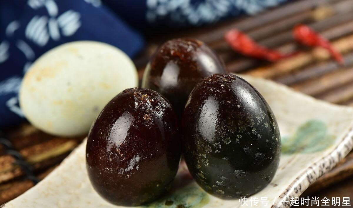 皮蛋只|为什么皮蛋会有黑色和黄色的区别在哪里哪种更健康呢