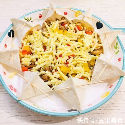 卷饼|#一周减脂不重样#情人节，送给她/他的花——肉酱蘑菇太阳披萨