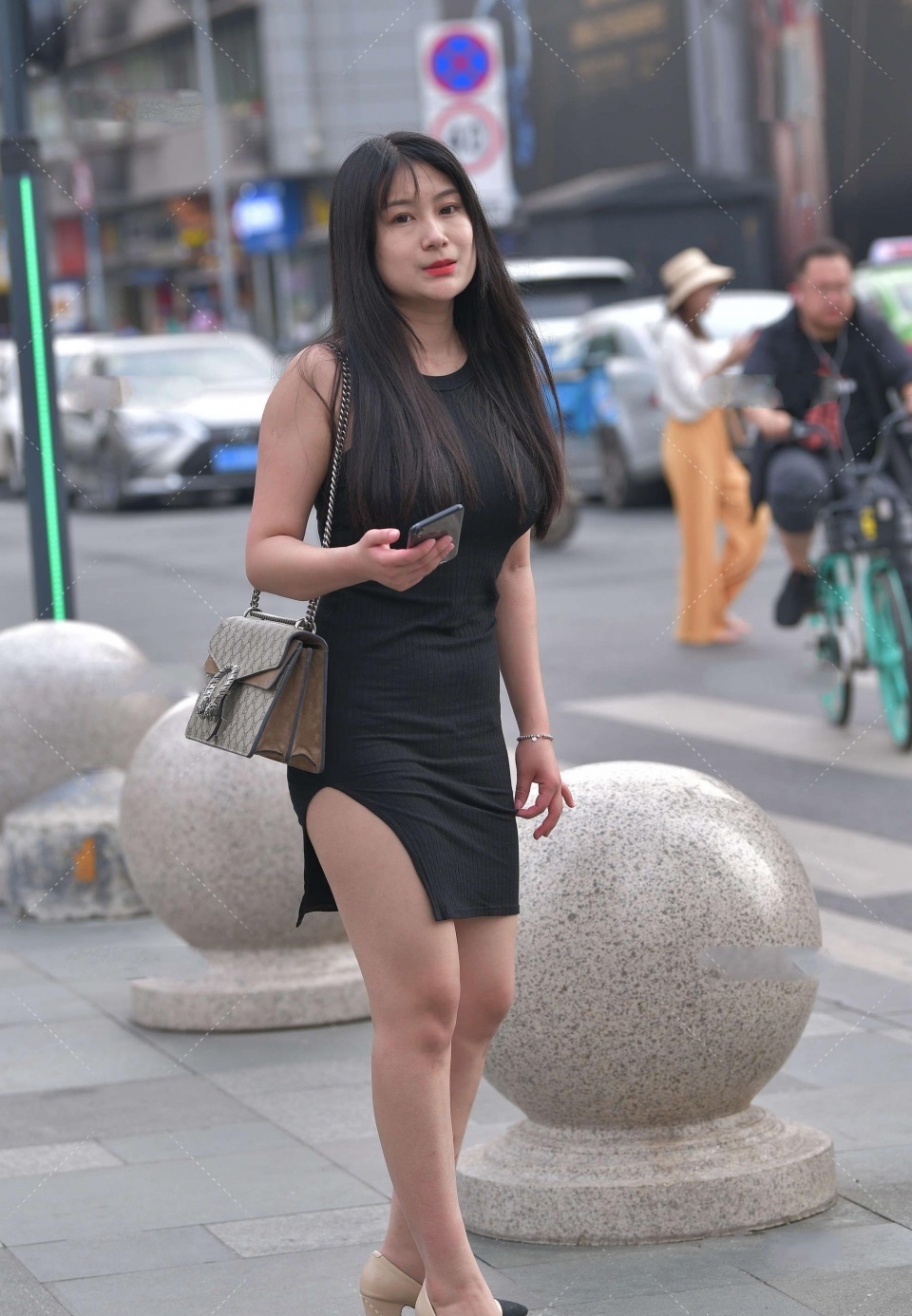 女人|美女街拍:漂亮的女人不一定优雅,优雅的女人一定漂亮,我是对她一见钟情