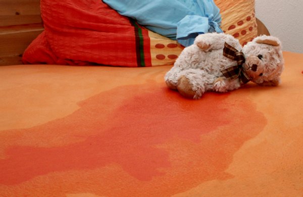 初中女生夜夜“尿床”，妈妈称水喝多了，医生检查后偷偷报了警