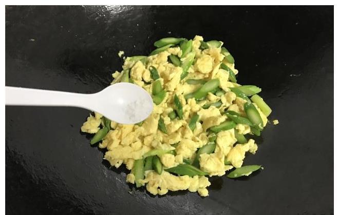 芦笋鸡蛋|夏天，多给家人做此菜，脆爽软嫩，简单易做，吃一盘也没负担