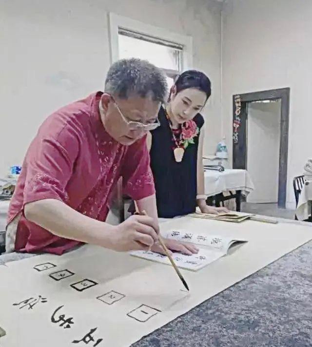 书法作品&刘晓庆卖书法被批,刘晓庆回怼:老娘凭实力吃饭!3天卖了50万元