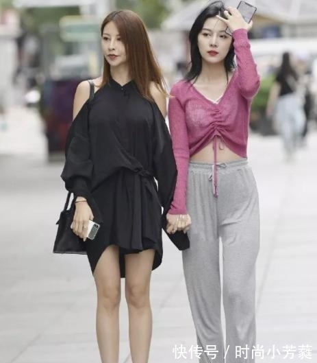 小姐姐|时尚露腰上衣,搭配宽松休闲裤,让你在秋天穿出淡雅清爽又时尚
