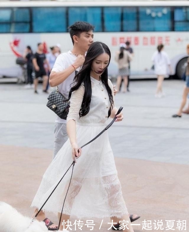 街拍,灰色的背心搭配蓝色的牛仔裤,特别适合美女的穿搭