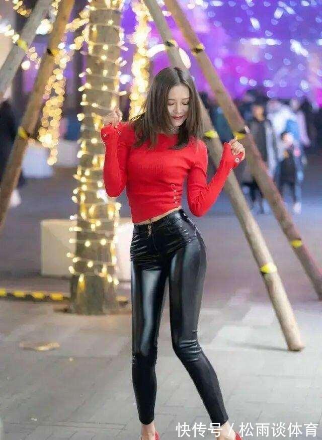 肩带 牛仔打底裤搭配白色上衣,拉长了腰线,散发出不同的韵味