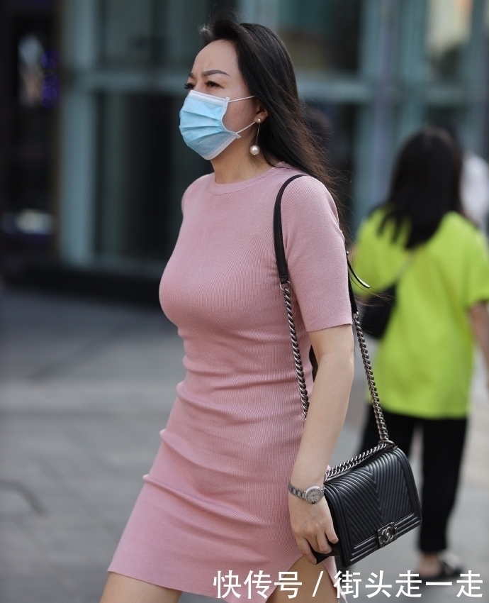 “阿姨”的粉色连衣裙,展现成熟魅力,一件解决穿搭烦恼