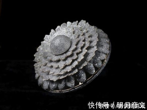 吉尼斯纪录 12638颗天然钻石!38.08克拉戒指打破吉尼斯世界纪录