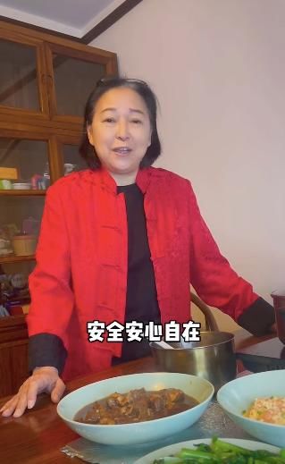 68岁戏骨方芳晒北京生活，多次感叹生活太方便，直言这里安全自在