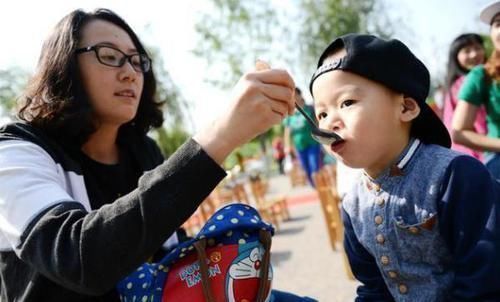 宝妈|儿子因“口臭”被同学嫌弃,带孩子检查,取出来的颗粒果然很臭