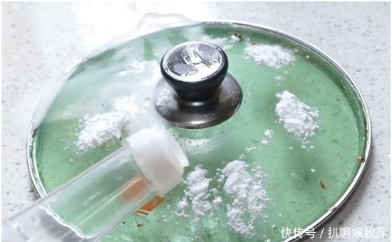 锅盖|锅盖上边一层油不好清洗怎么办？不用一滴洗洁精，缝隙也能擦干净