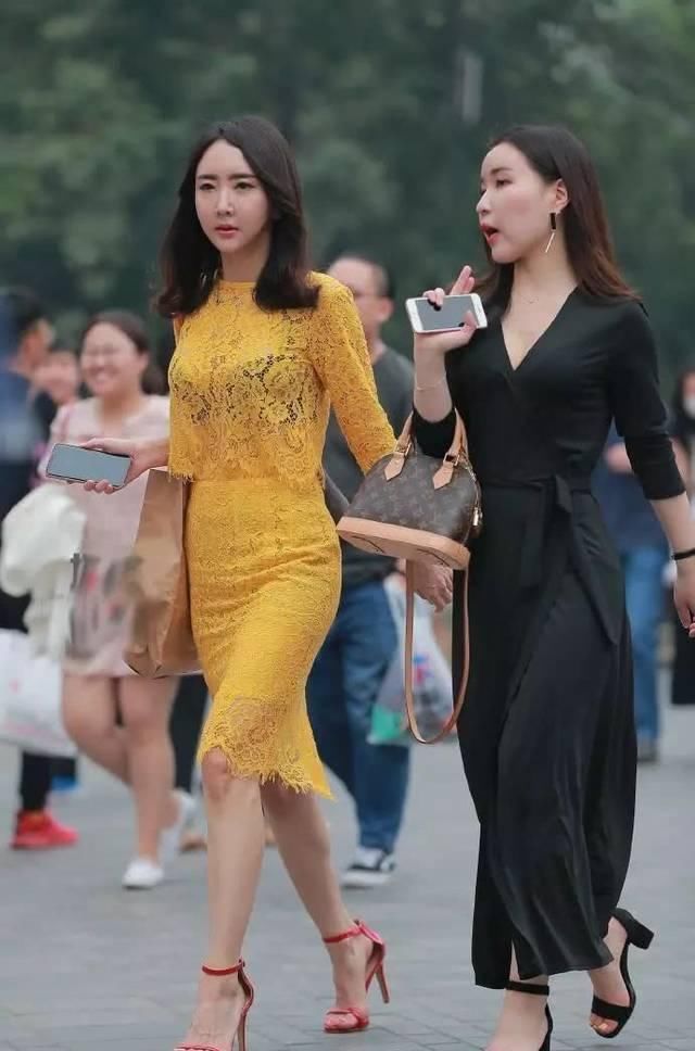  迷人|街拍美女小姐姐迷人的裙子精致帅气,美丽的身材,很淑女的风格