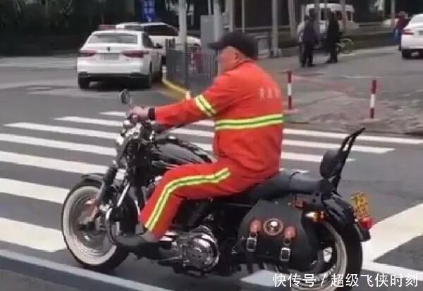 环卫大叔骑50多万哈雷摩托车上下班 真是低调奢华有内涵 快资讯