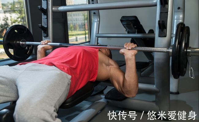 卧推|卧推训练时,想要充分地刺激胸肌,杠铃要不要贴胸?