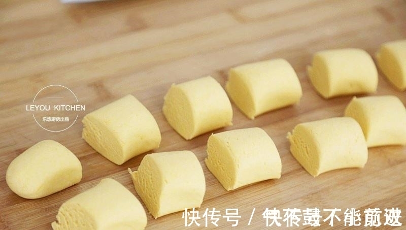 南瓜泥|软软糯糯的小点心,蒸熟就行,好吃不上火,新年端上桌秒光